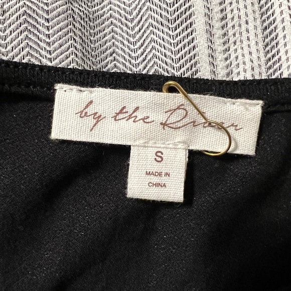 Black thick sleeve tank top with knot at top right - Picture 4 of 4